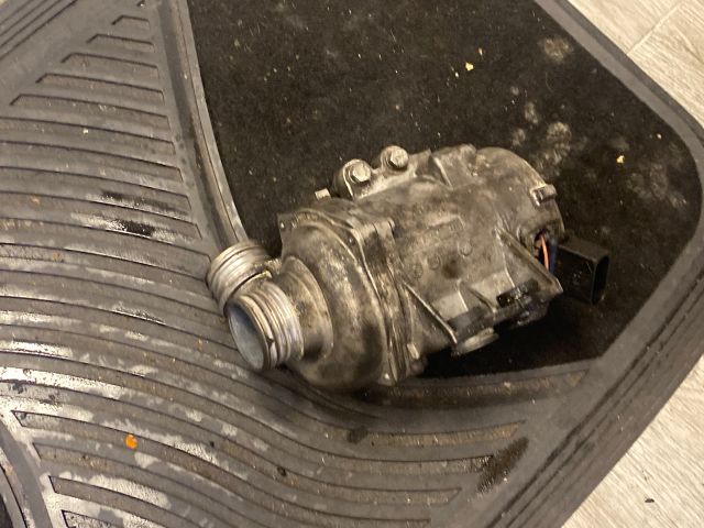 bontott BMW 5 E60 Vízpumpa