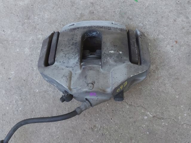 bontott BMW 5 E60 Jobb első Féknyereg Munkahengerrel