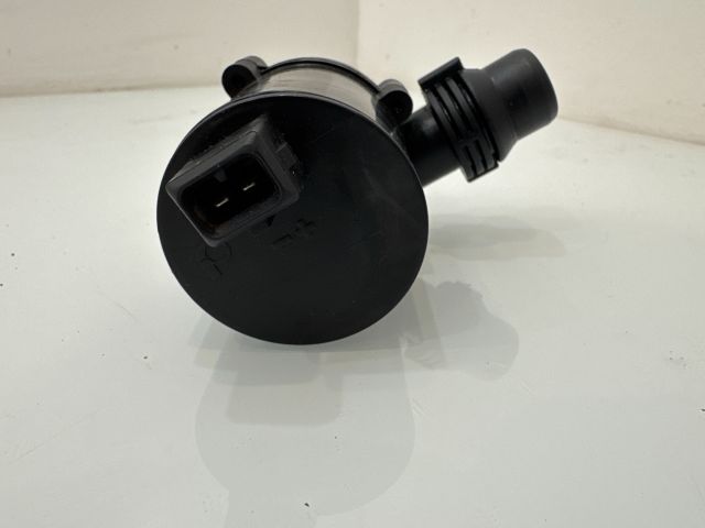 bontott BMW 5 E60 Kiegészítő Vízszivattyú