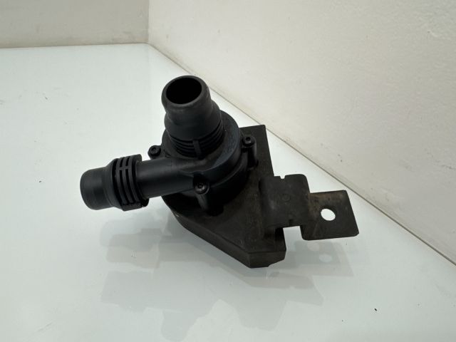 bontott BMW 5 E60 Kiegészítő Vízszivattyú