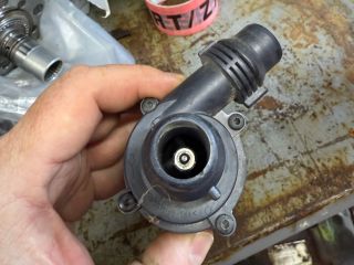 bontott BMW 5 E60 Vízpumpa