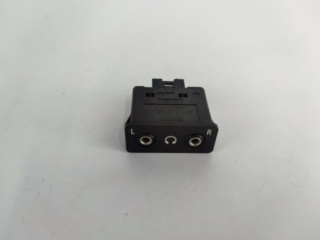 bontott BMW 5 E60 AUX Csatlakozó