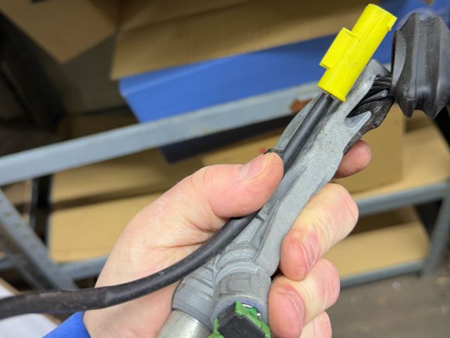 bontott BMW 5 E60 Bal első Övfeszítő