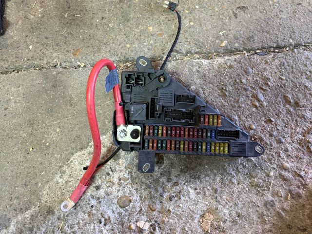 bontott BMW 5 E60 Biztosítéktábla Csomagtér