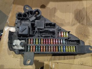 bontott BMW 5 E60 Biztosítéktábla Csomagtér