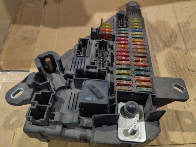 bontott BMW 5 E60 Biztosítéktábla Csomagtér