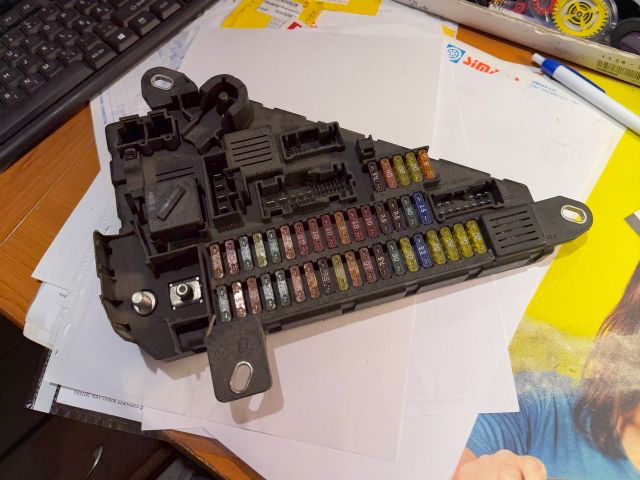 bontott BMW 5 E60 Biztosítéktábla Csomagtér