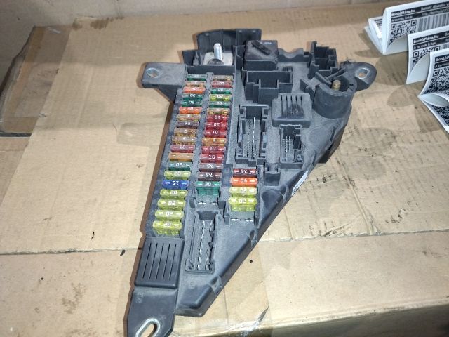 bontott BMW 5 E60 Biztosítéktábla Csomagtér