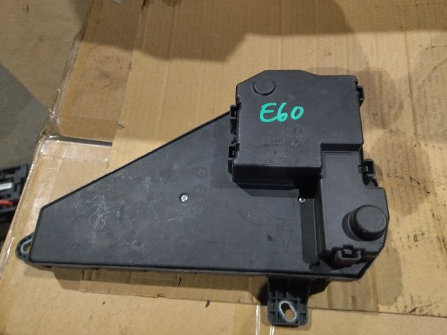 bontott BMW 5 E60 Biztosítéktábla Csomagtér