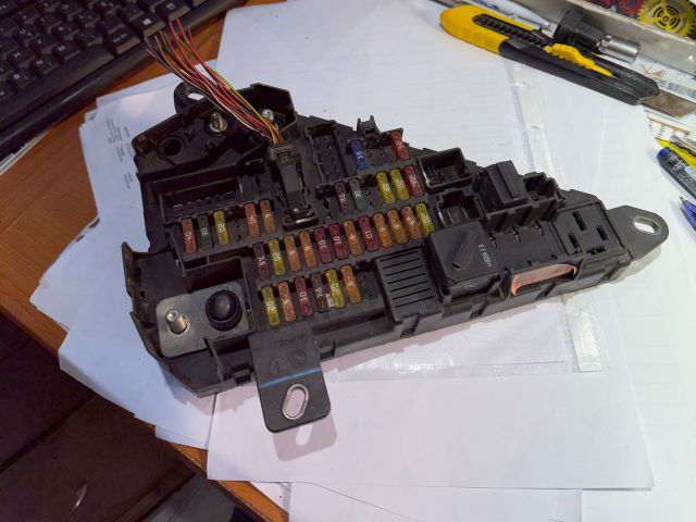 bontott BMW 5 E60 Biztosítéktábla Csomagtér