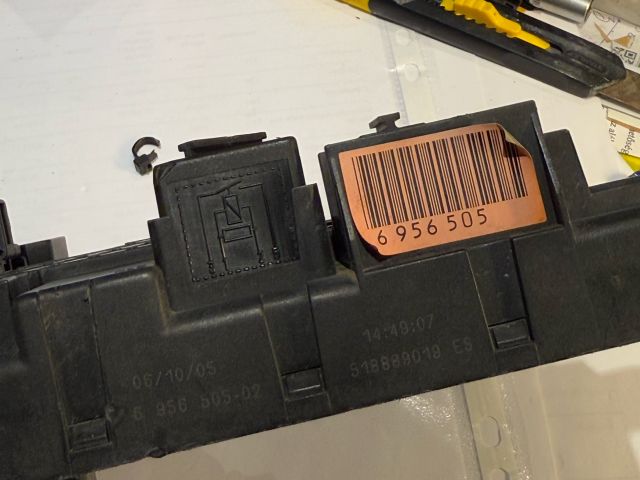 bontott BMW 5 E60 Biztosítéktábla Csomagtér