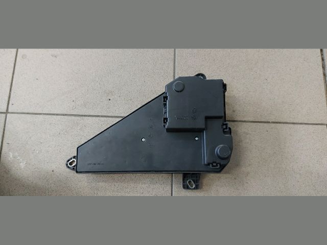 bontott BMW 5 E60 Biztosítéktábla Csomagtér