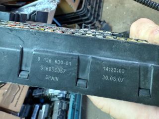 bontott BMW 5 E60 Biztosítéktábla Csomagtér