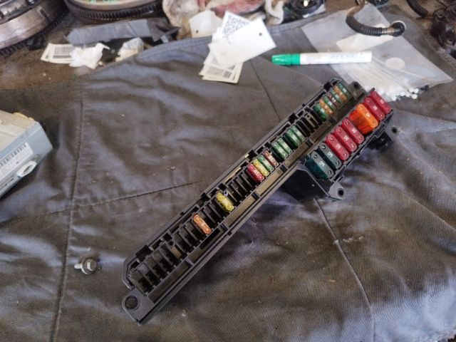 bontott BMW 5 E60 Biztosítéktábla Utastér