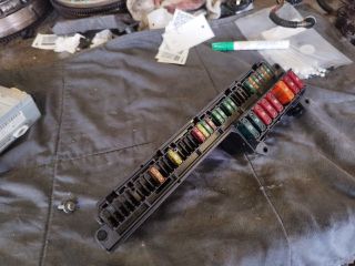 bontott BMW 5 E60 Biztosítéktábla Utastér