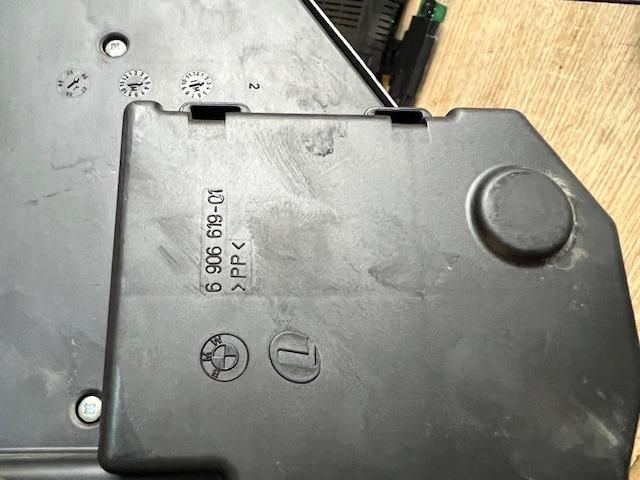 bontott BMW 5 E60 Biztosítéktábla Utastér