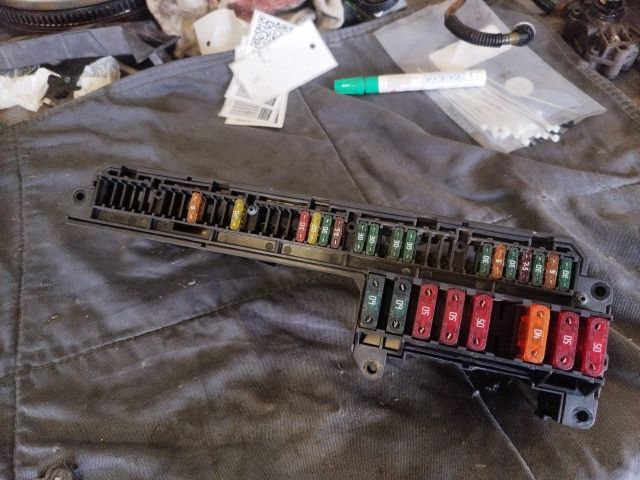 bontott BMW 5 E60 Biztosítéktábla Utastér