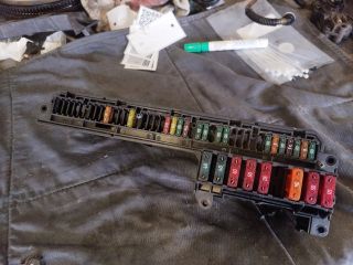 bontott BMW 5 E60 Biztosítéktábla Utastér