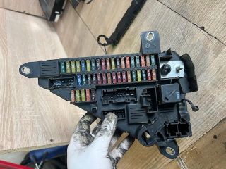 bontott BMW 5 E60 Biztosítéktábla Utastér