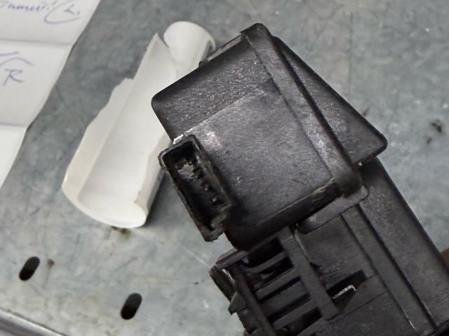 bontott BMW 5 E60 Csomagtérajtó Zárszerkezet