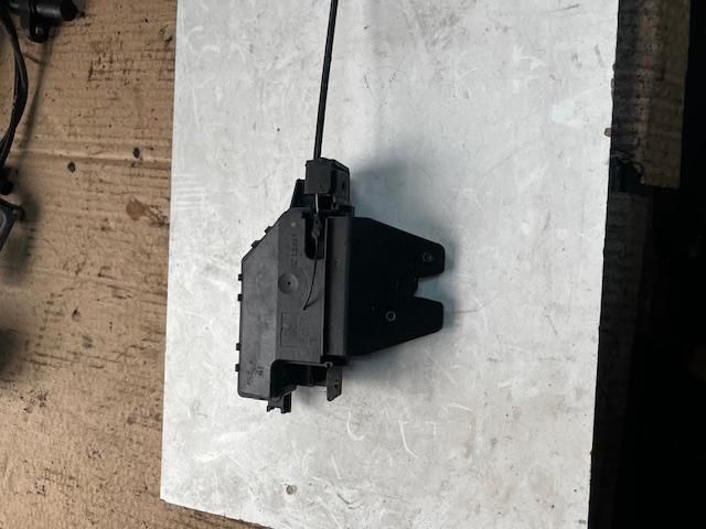 bontott BMW 5 E60 Csomagtérajtó Zárszerkezet