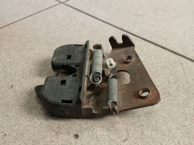 bontott BMW 5 E60 Csomagtérajtó Zárszerkezet