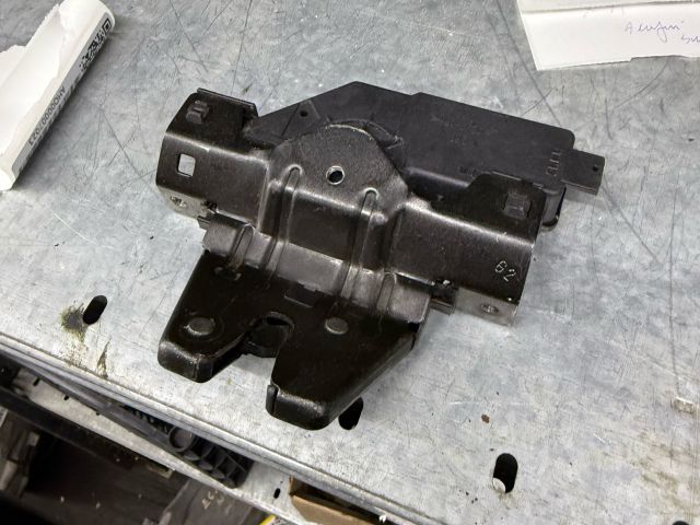 bontott BMW 5 E60 Csomagtérajtó Zárszerkezet