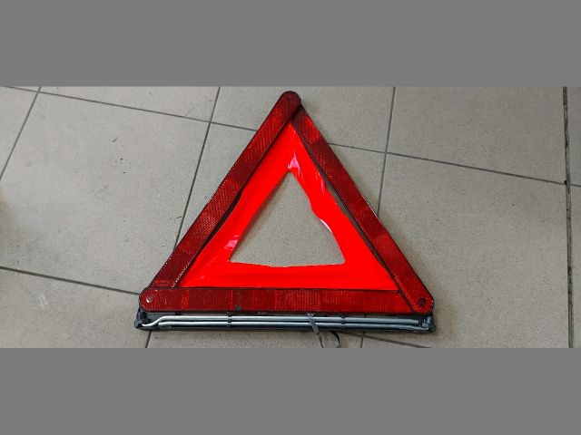 bontott BMW 5 E60 Elakadásjelző Háromszög