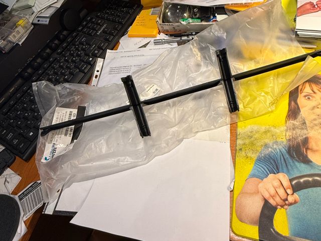 bontott BMW 5 E60 Első Lökhárító Alsó Középső Díszrács