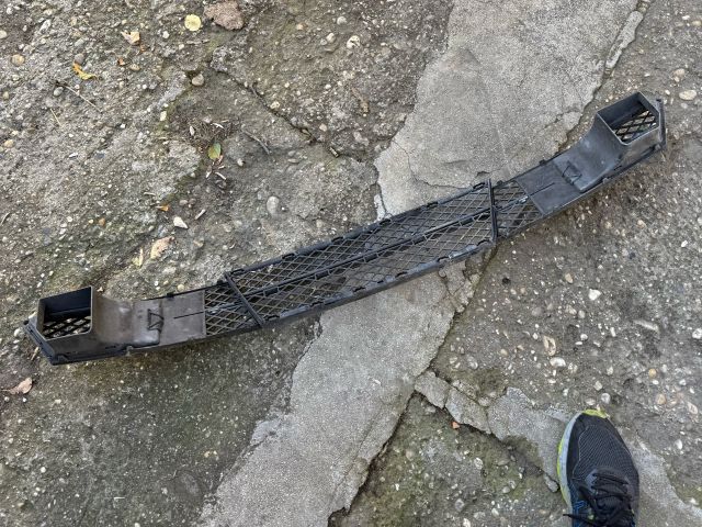 bontott BMW 5 E60 Első Lökhárító Alsó Középső Díszrács