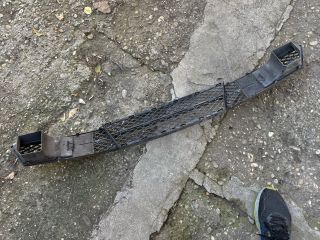 bontott BMW 5 E60 Első Lökhárító Alsó Középső Díszrács