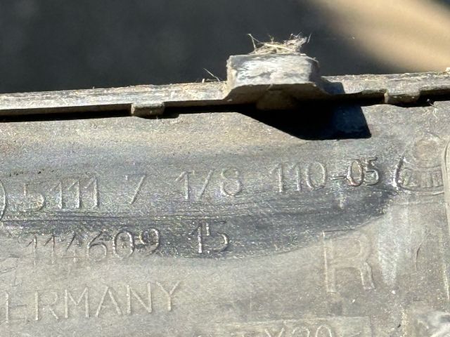 bontott BMW 5 E60 Első Lökhárító Alsó Középső Díszrács