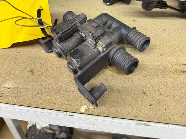 bontott BMW 5 E60 Fűtéscsap