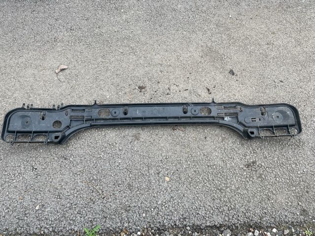 bontott BMW 5 E60 Hátsó középső Lökhárító Tartó (Műanyag)