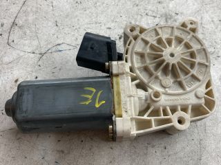 bontott BMW 5 E60 Jobb első Ablakemelő Motor