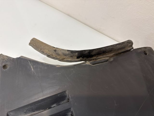 bontott BMW 5 E60 Jobb első Első Dobbetét (Kerékjárati, Műanyag)