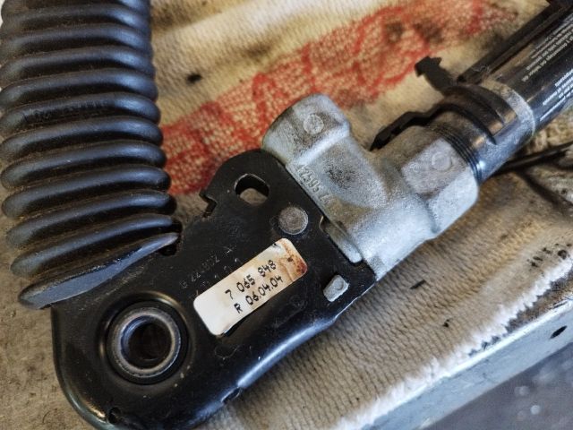 bontott BMW 5 E60 Jobb első Övfeszítő