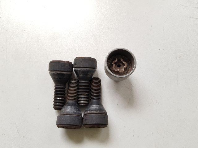 bontott BMW 5 E60 Kerék Csavar Szett