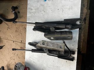 bontott BMW 5 E60 Motorháztető Jobb Zsanér