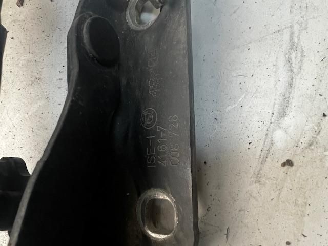 bontott BMW 5 E60 Motorháztető Jobb Zsanér