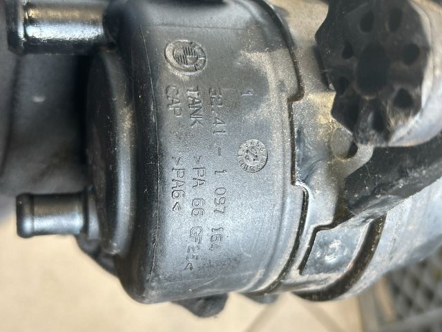 bontott BMW 5 E60 Szervóolaj Tartály