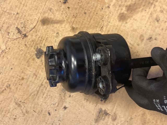 bontott BMW 5 E60 Szervóolaj Tartály