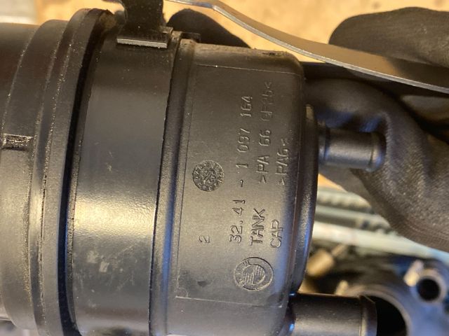 bontott BMW 5 E60 Szervóolaj Tartály