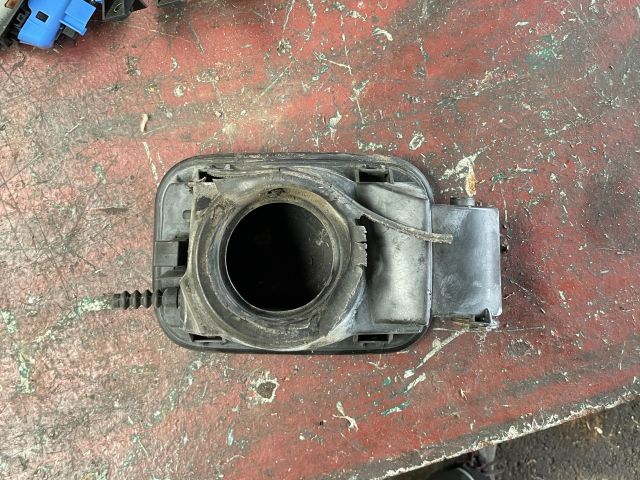 bontott BMW 5 E60 Tankajtó