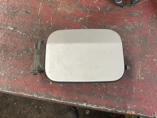 bontott BMW 5 E60 Tankajtó