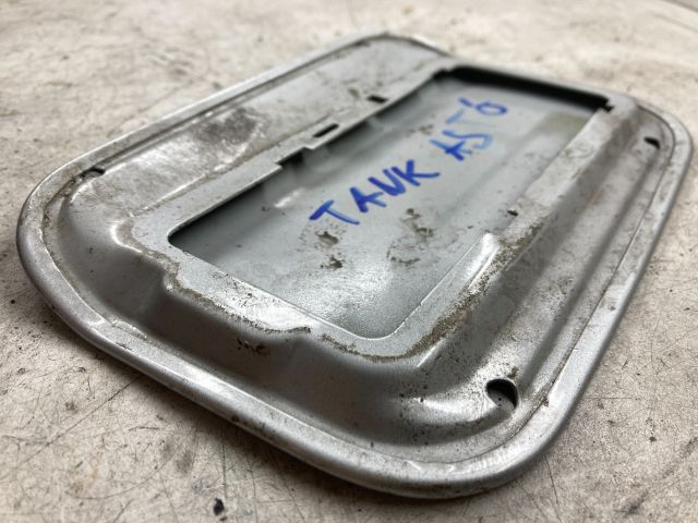 bontott BMW 5 E60 Tankajtó