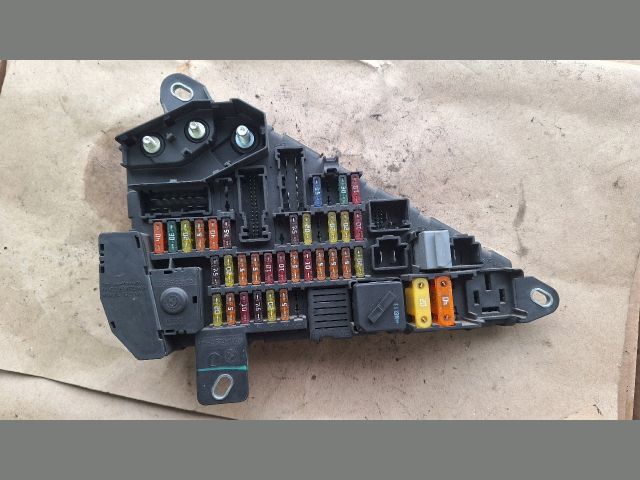 bontott BMW 5 E61 Biztosítéktábla Motortér