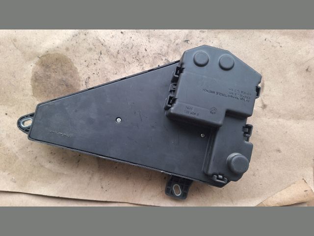 bontott BMW 5 E61 Biztosítéktábla Motortér