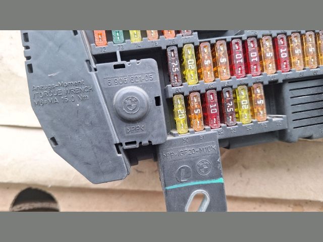 bontott BMW 5 E61 Biztosítéktábla Motortér