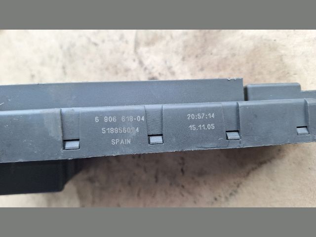 bontott BMW 5 E61 Biztosítéktábla Csomagtér